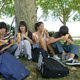 adolescents assis dans l